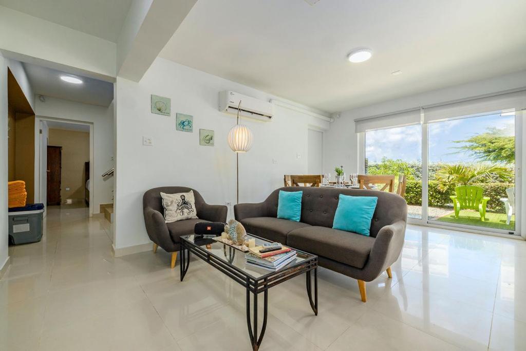Koyari Modern Condos 9Br 7Ba Sleeps 26 W/ Pool And Roof Deck 팜비치 외부 사진