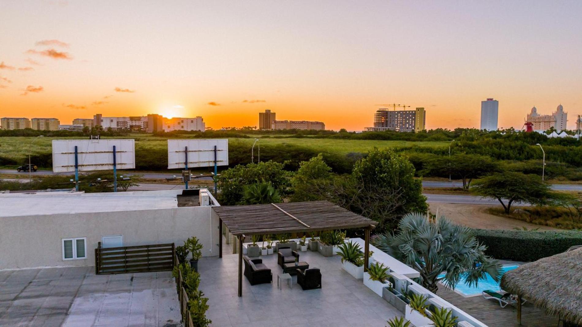 Koyari Modern Condos 9Br 7Ba Sleeps 26 W/ Pool And Roof Deck 팜비치 외부 사진