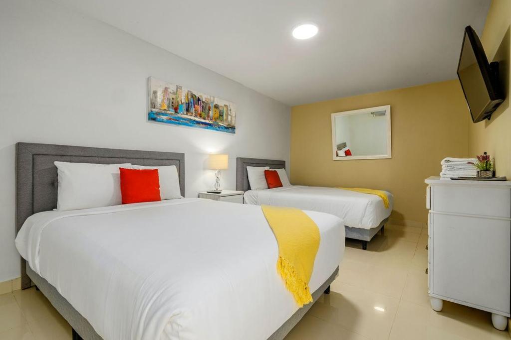 Koyari Modern Condos 9Br 7Ba Sleeps 26 W/ Pool And Roof Deck 팜비치 외부 사진