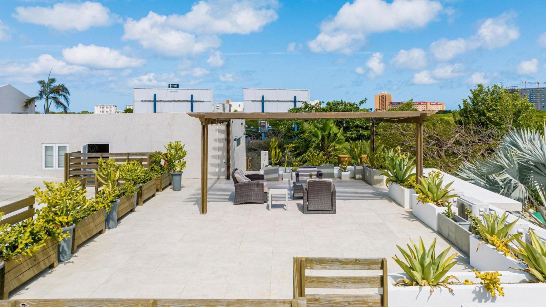 Koyari Modern Condos 9Br 7Ba Sleeps 26 W/ Pool And Roof Deck 팜비치 외부 사진