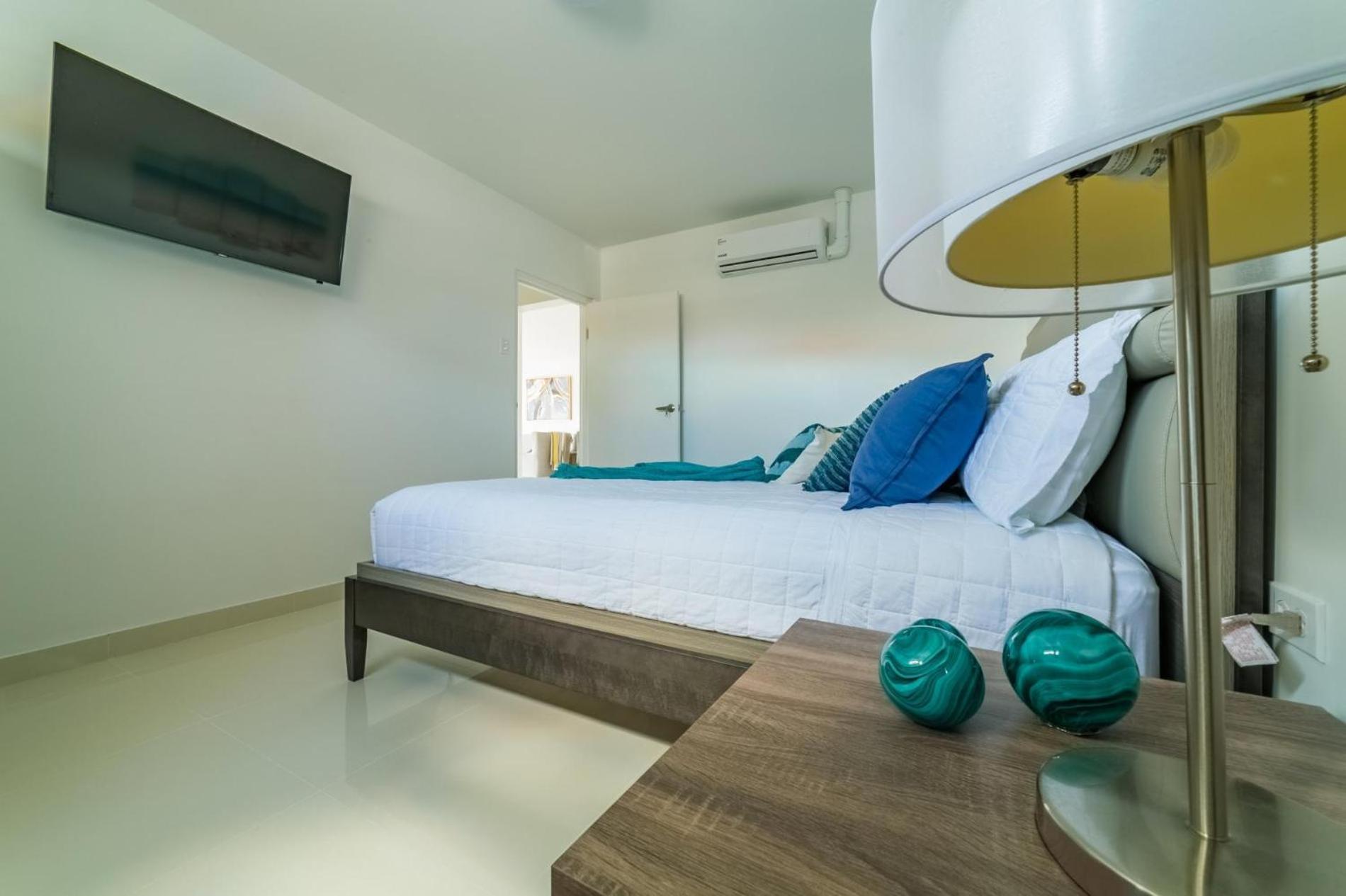 Koyari Modern Condos 9Br 7Ba Sleeps 26 W/ Pool And Roof Deck 팜비치 외부 사진