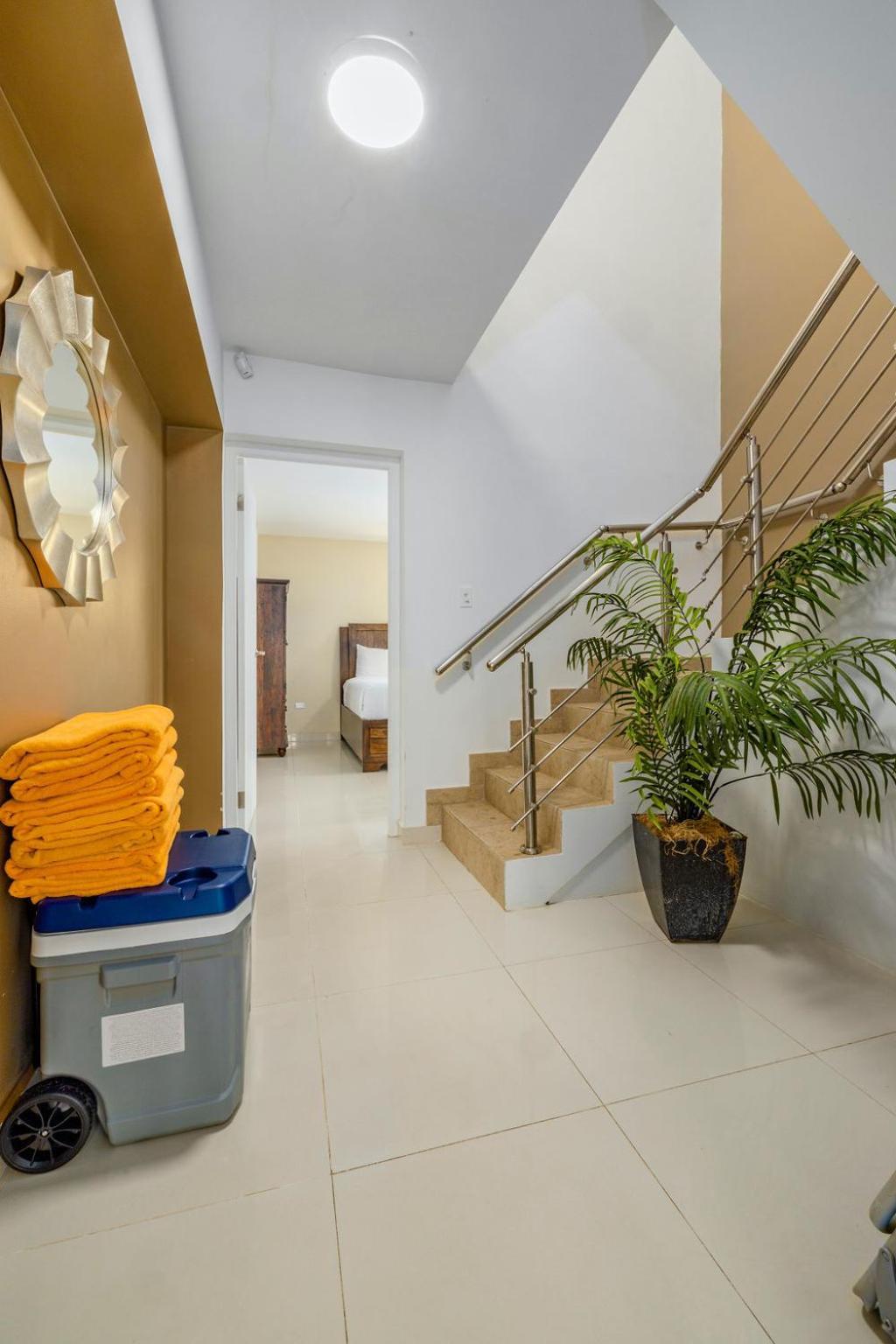 Koyari Modern Condos 9Br 7Ba Sleeps 26 W/ Pool And Roof Deck 팜비치 외부 사진