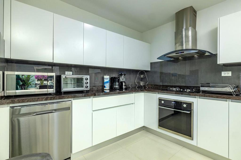 Koyari Modern Condos 9Br 7Ba Sleeps 26 W/ Pool And Roof Deck 팜비치 외부 사진