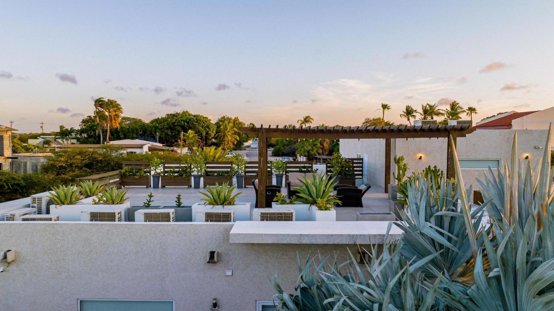 Koyari Modern Condos 9Br 7Ba Sleeps 26 W/ Pool And Roof Deck 팜비치 외부 사진