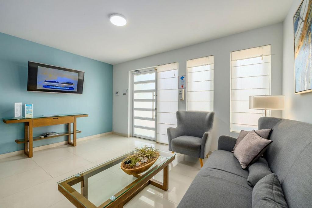 Koyari Modern Condos 9Br 7Ba Sleeps 26 W/ Pool And Roof Deck 팜비치 외부 사진