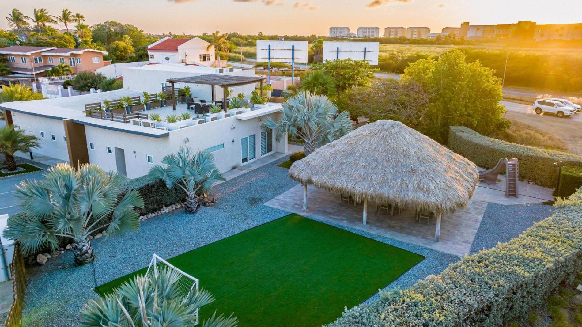 Koyari Modern Condos 9Br 7Ba Sleeps 26 W/ Pool And Roof Deck 팜비치 외부 사진