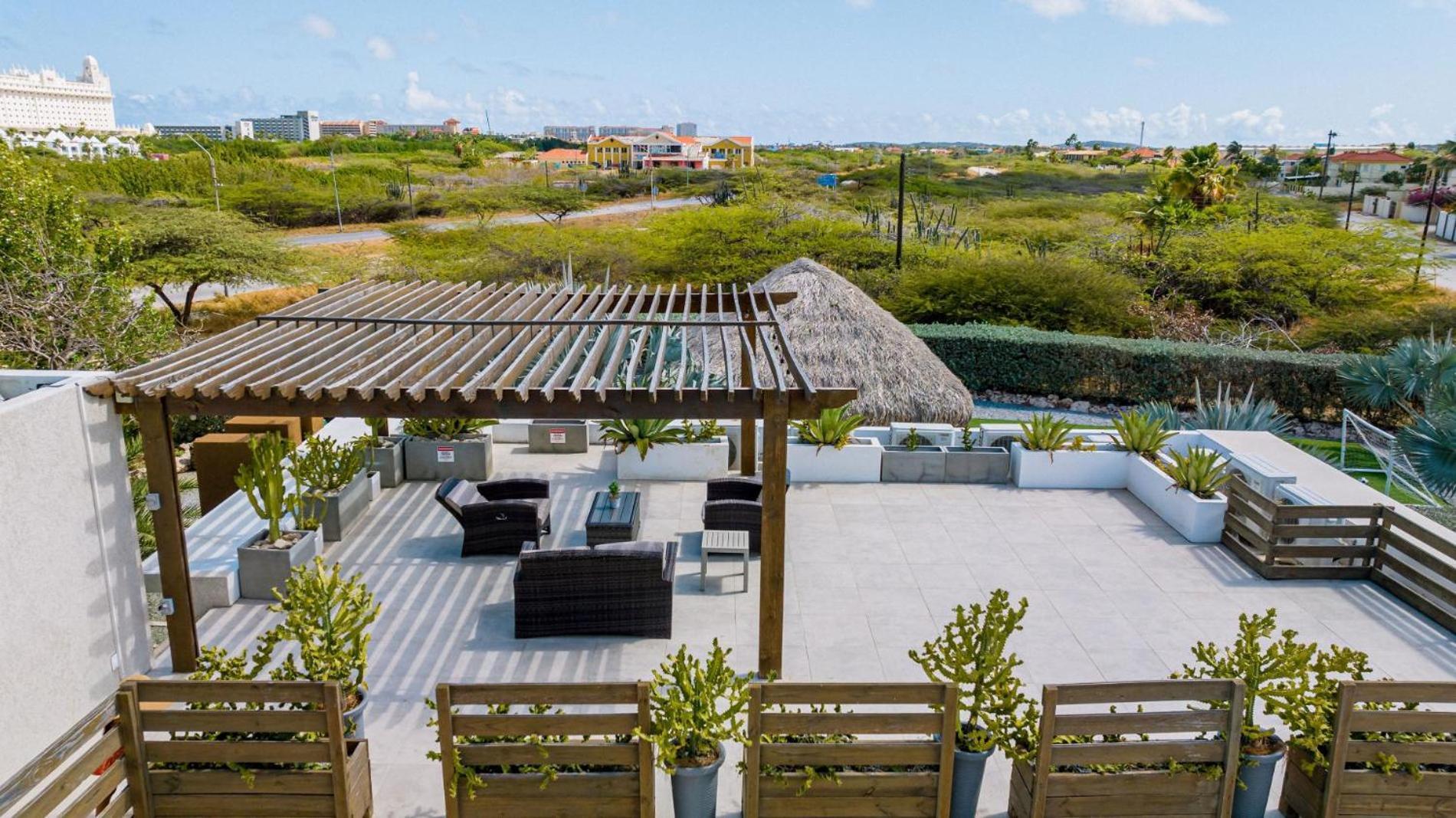 Koyari Modern Condos 9Br 7Ba Sleeps 26 W/ Pool And Roof Deck 팜비치 외부 사진