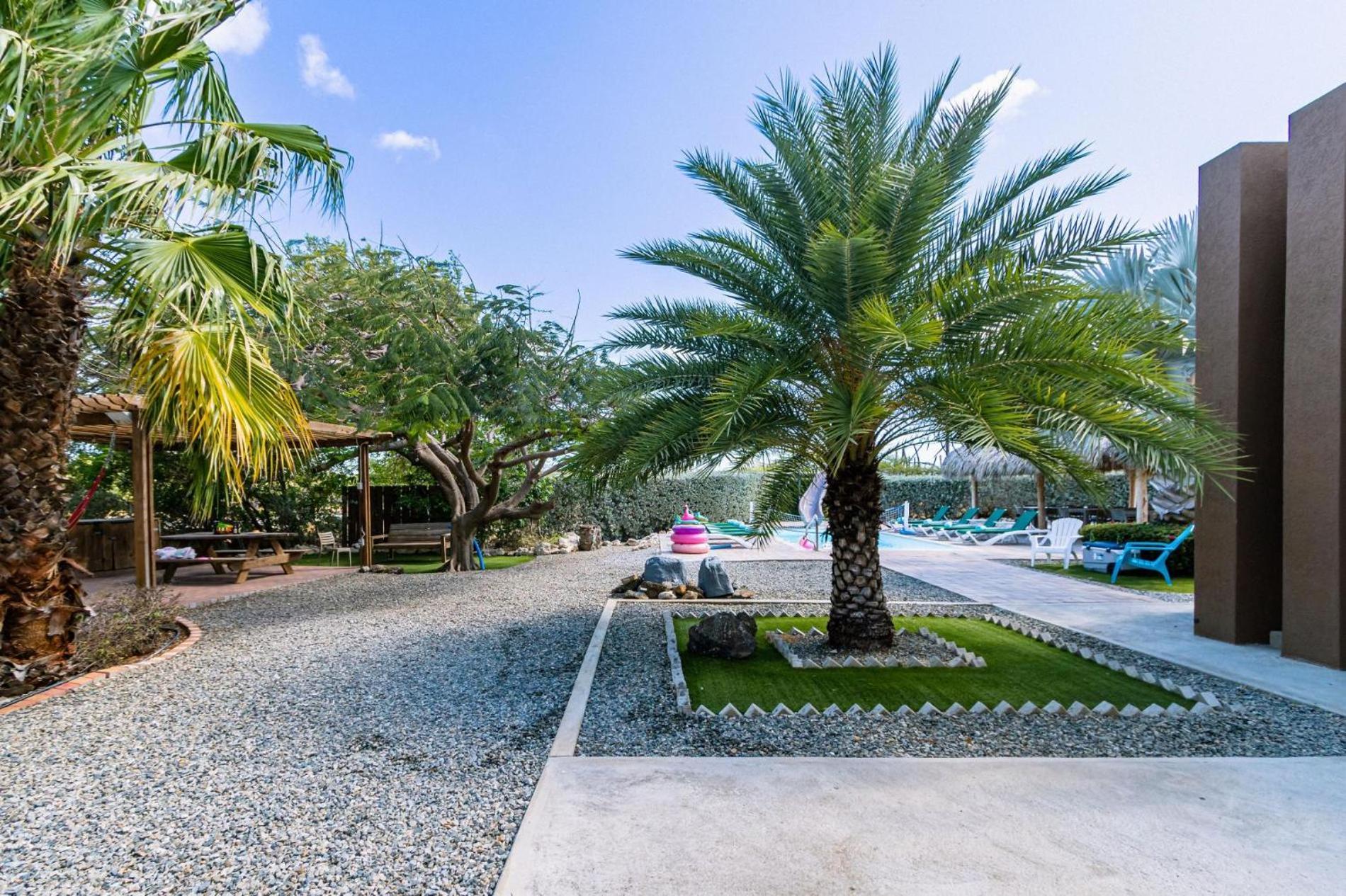 Koyari Modern Condos 9Br 7Ba Sleeps 26 W/ Pool And Roof Deck 팜비치 외부 사진